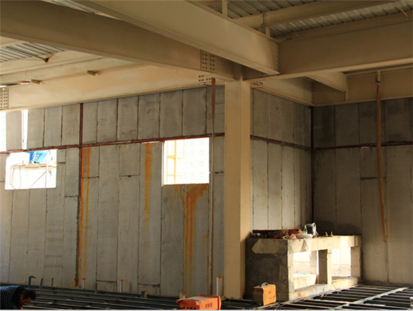 混凝土保溫墻板安裝現(xiàn)場 混凝土保溫墻板安裝現(xiàn)場